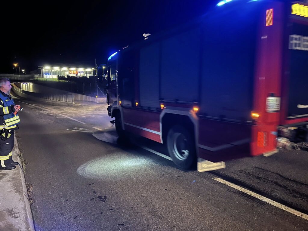 Ist möglicherweise ein Bild von 1 Person, Krankenwagen und Text