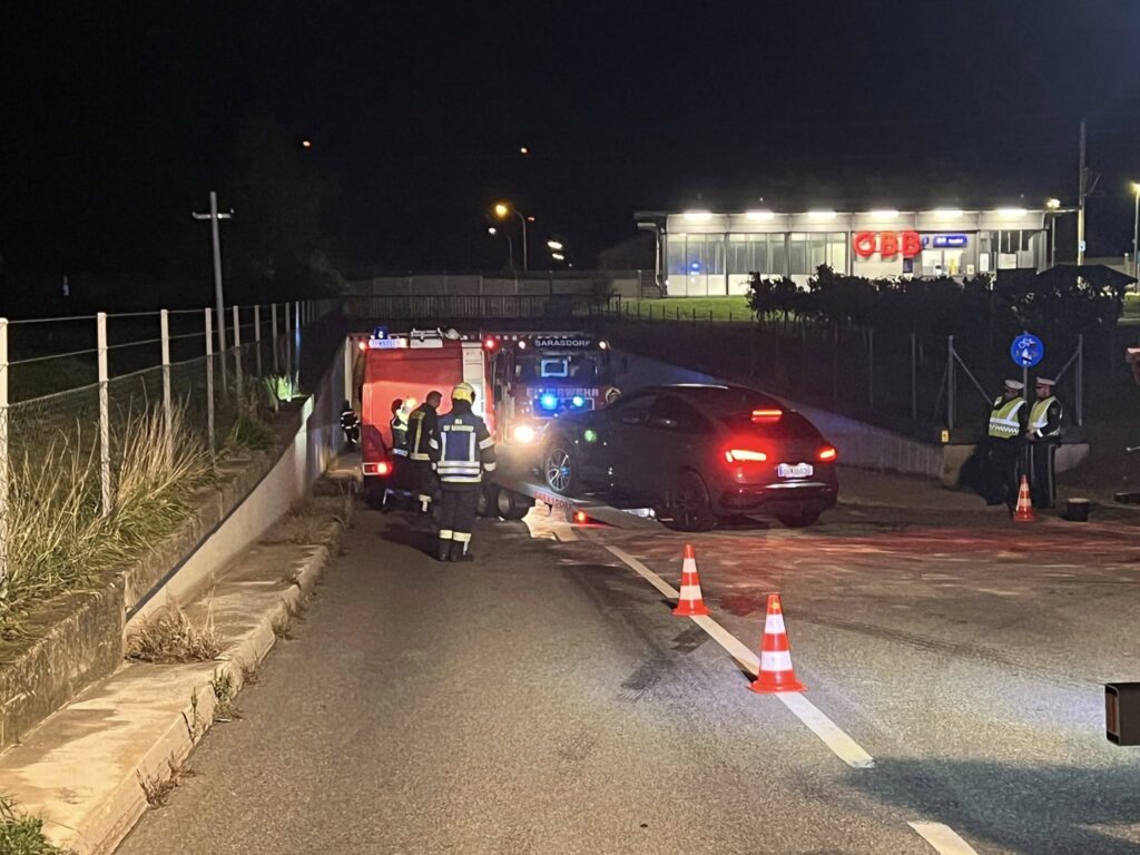 Ist möglicherweise ein Bild von 3 Personen, Krankenwagen, Straße und Text