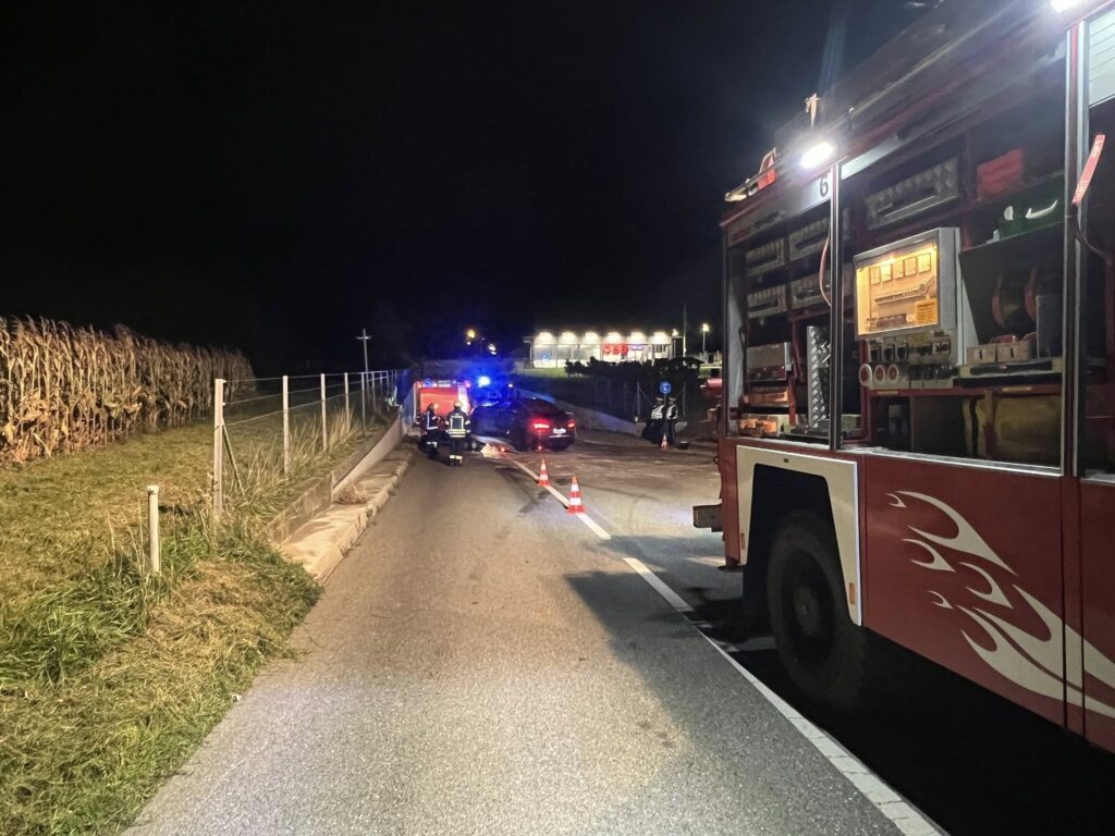 Ist möglicherweise ein Bild von 1 Person, Krankenwagen und Text