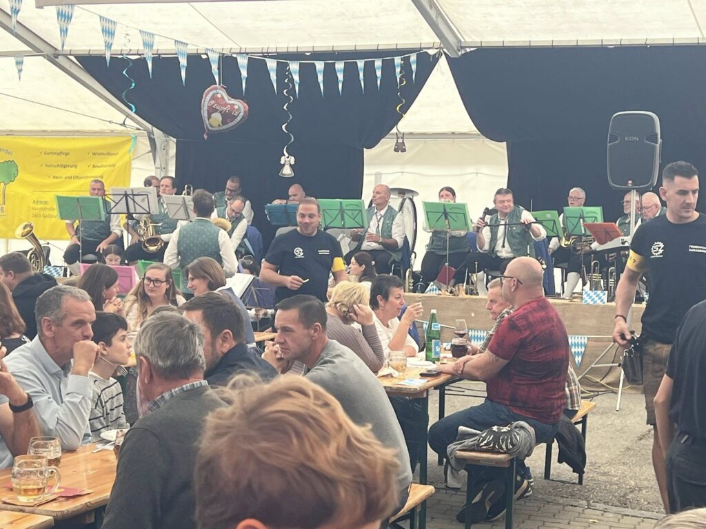 Ist möglicherweise ein Bild von Menschenmasse und Text