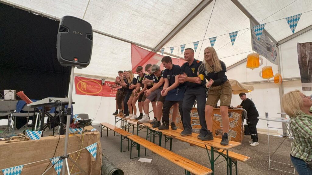 Ist möglicherweise ein Bild von Akkordeon, Dirndlrock und Text