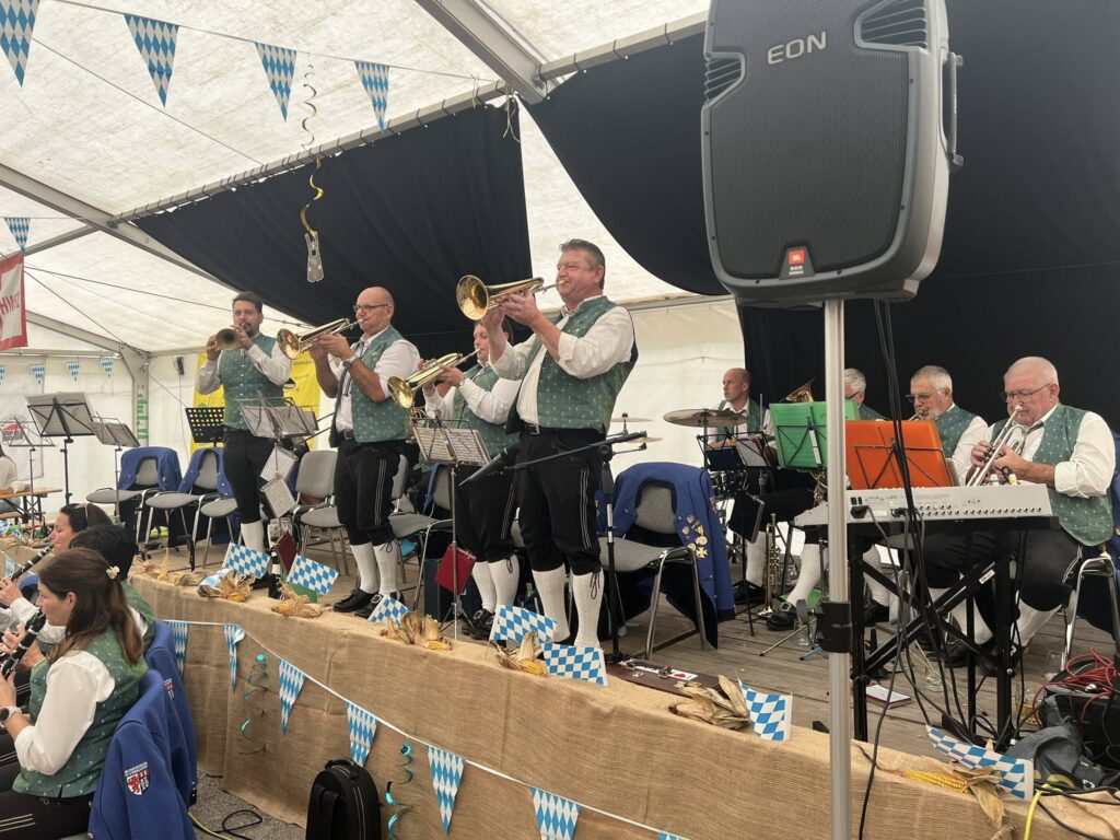 Ist möglicherweise ein Bild von Dirndlrock und Akkordeon