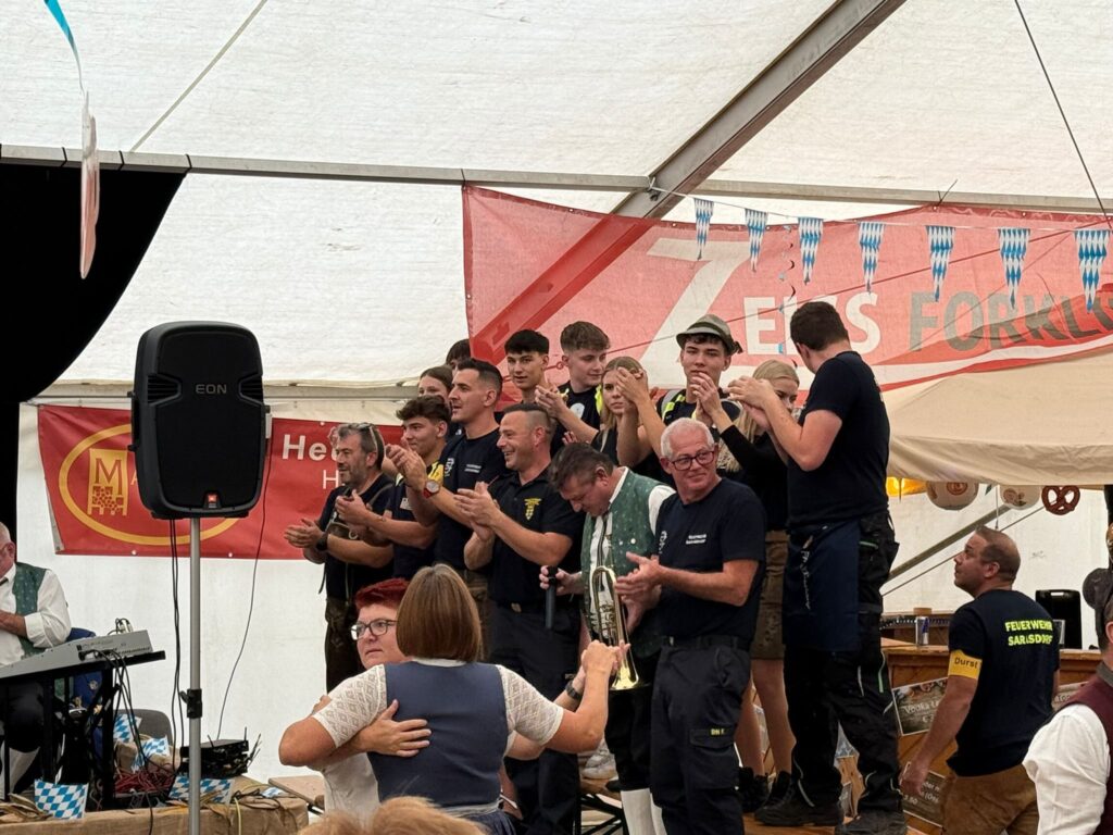 Ist möglicherweise ein Bild von Menschenmasse und Text „H4 1111m H Hew H M M ECS ECSFORL E FONKL FELERWER SAR.SDOF Ourar“