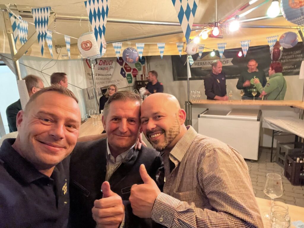 Ist möglicherweise ein Bild von Dirndlrock und Text