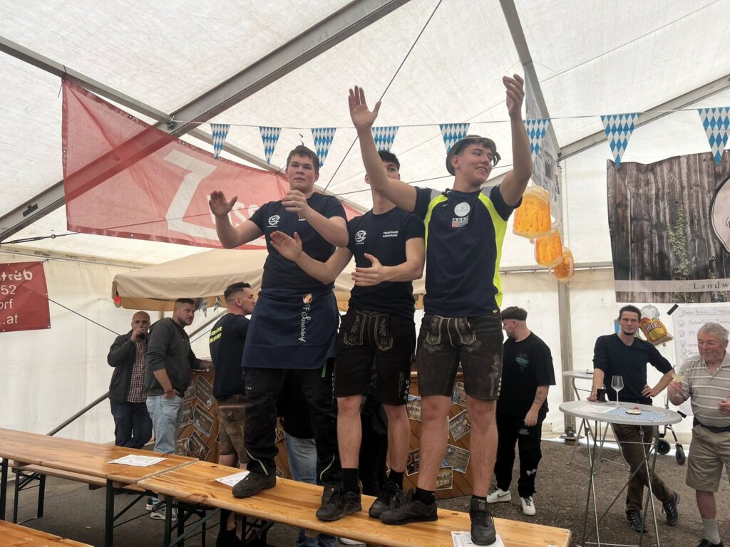 Ist möglicherweise ein Bild von Text „reb 2 52 rf م at and Vie“