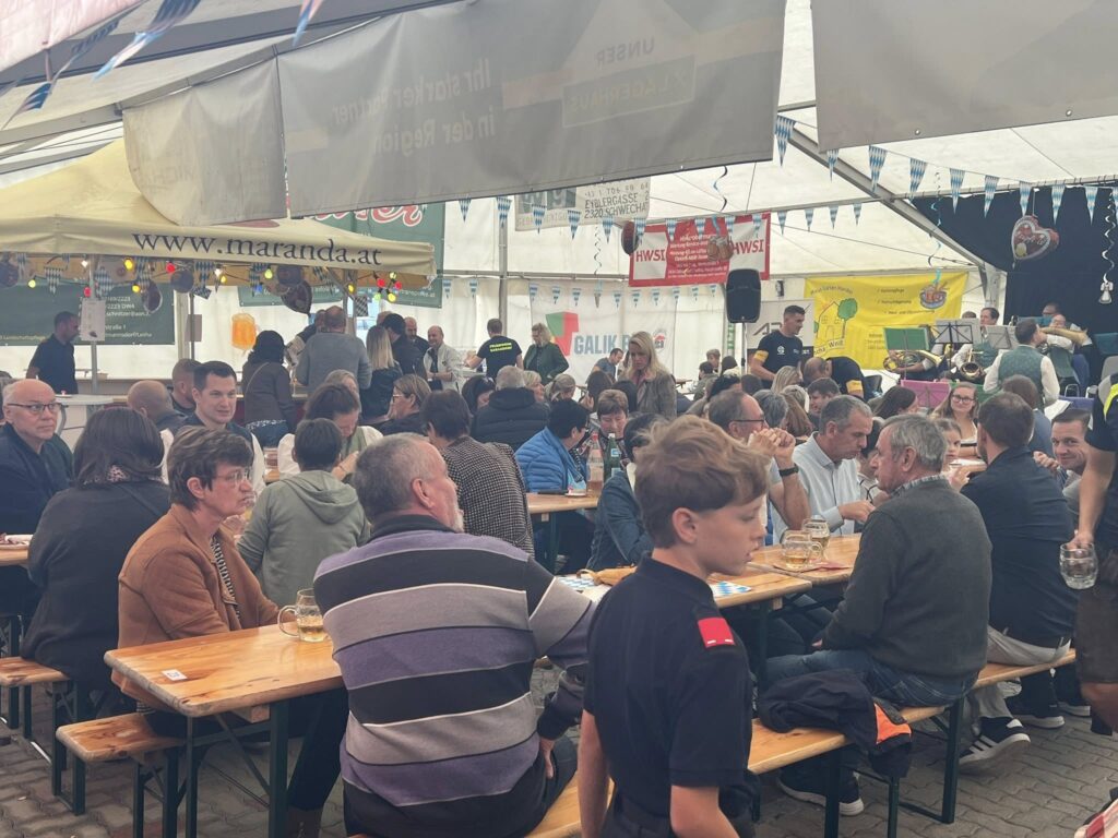 Ist möglicherweise ein Bild von Menschenmasse und Text