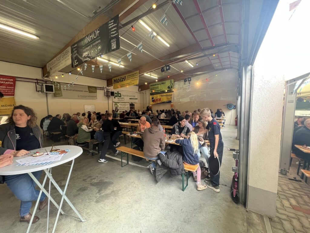 Ist möglicherweise ein Bild von Tisch und Text „S INHOF INHOF NAOH hcg“