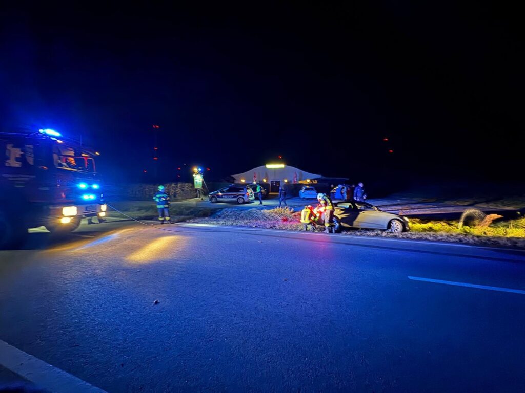 Ist möglicherweise ein Bild von Krankenwagen, Straße und Text