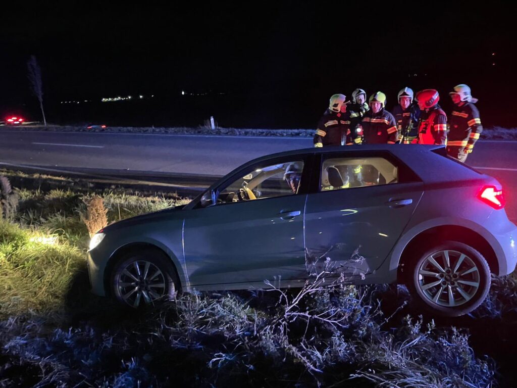 Ist möglicherweise ein Bild von Auto, Krankenwagen und Straße