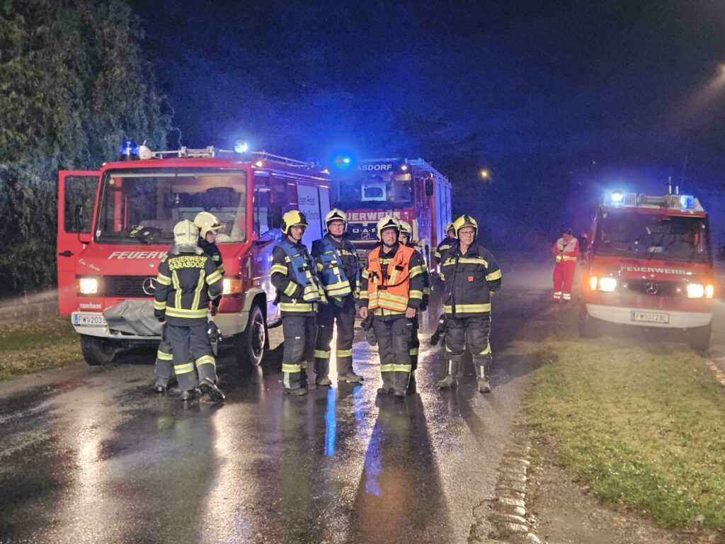 Ist möglicherweise ein Bild von Krankenwagen und Text