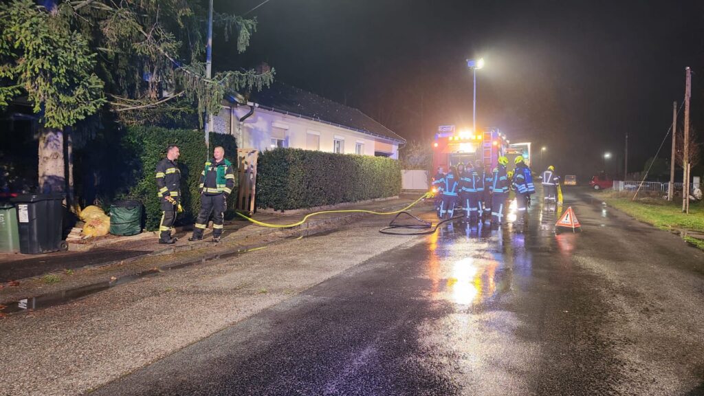 Ist möglicherweise ein Bild von Krankenwagen