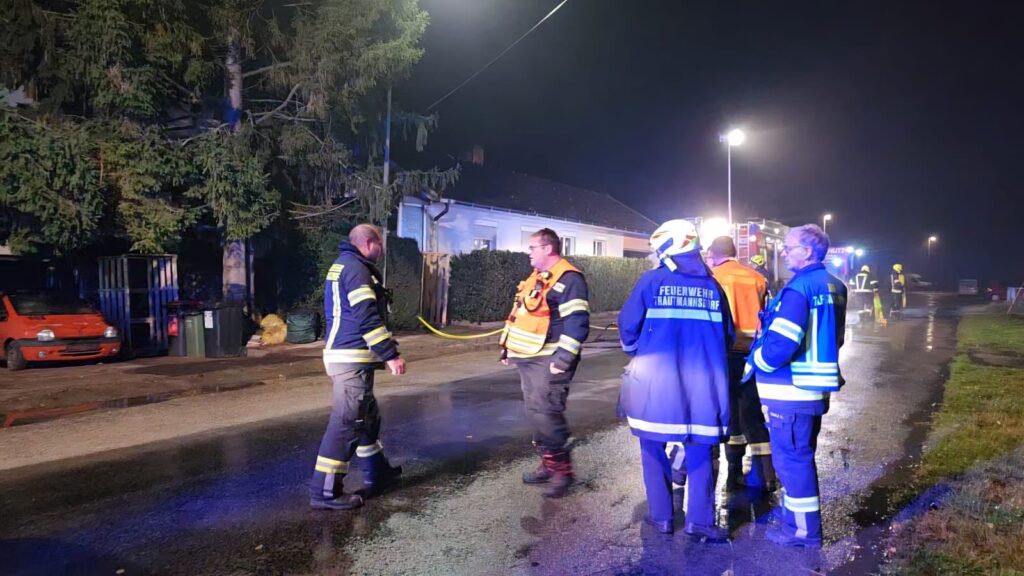 Ist möglicherweise ein Bild von Krankenwagen und Text