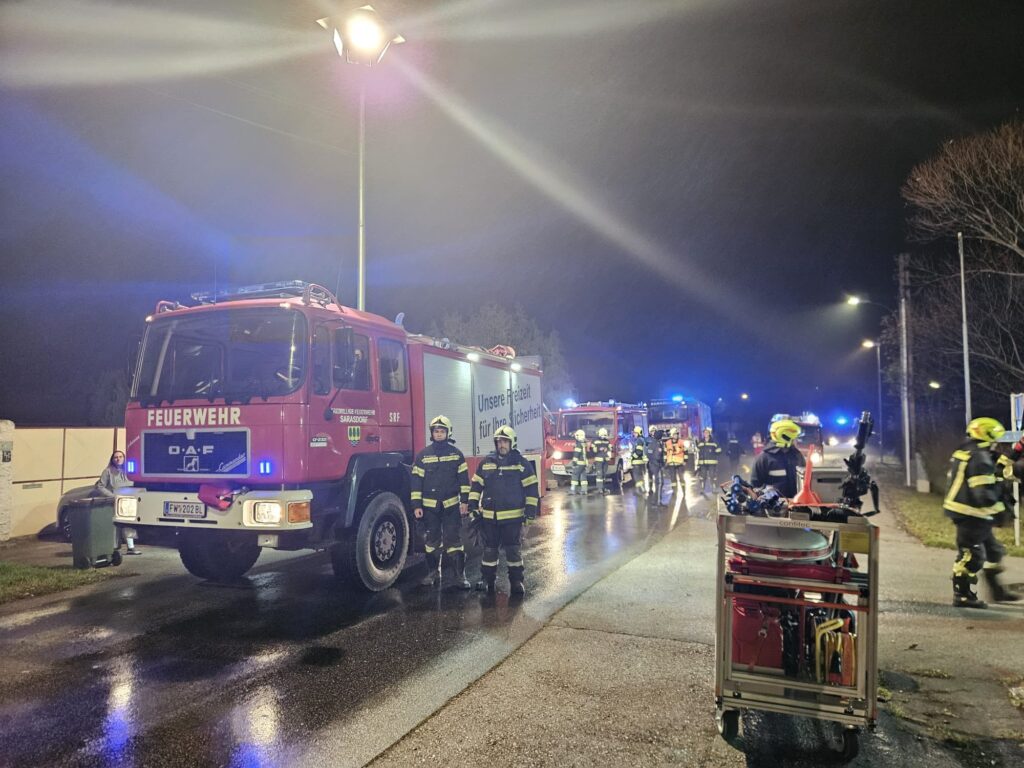 Ist möglicherweise ein Bild von Krankenwagen und Text