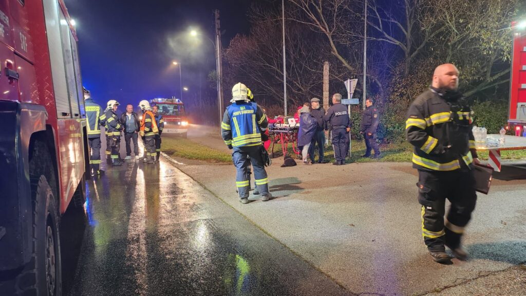 Ist möglicherweise ein Bild von Krankenwagen und Text „POLIZE“