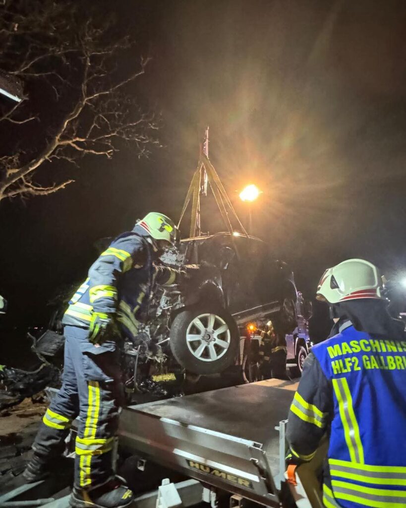 Ist möglicherweise ein Bild von Krankenwagen und Text „MASCHIN HLF2 HLF2GA GA F2GA.IBR BR জল“