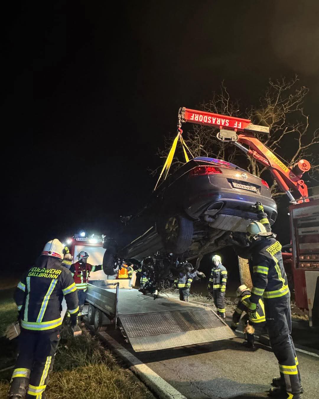 Ist möglicherweise ein Bild von Krankenwagen, Hubschrauber und Text