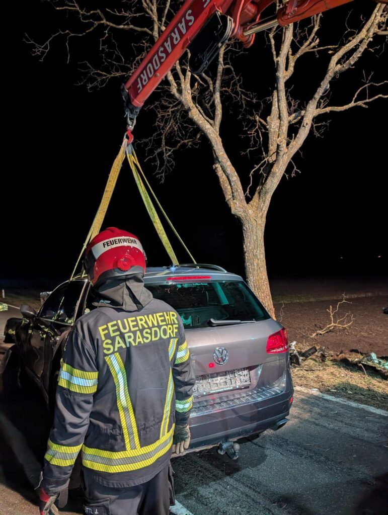 Ist möglicherweise ein Bild von Krankenwagen, Straße und Text „FEUERWEHA P FEUERWEHR SARASDORF“