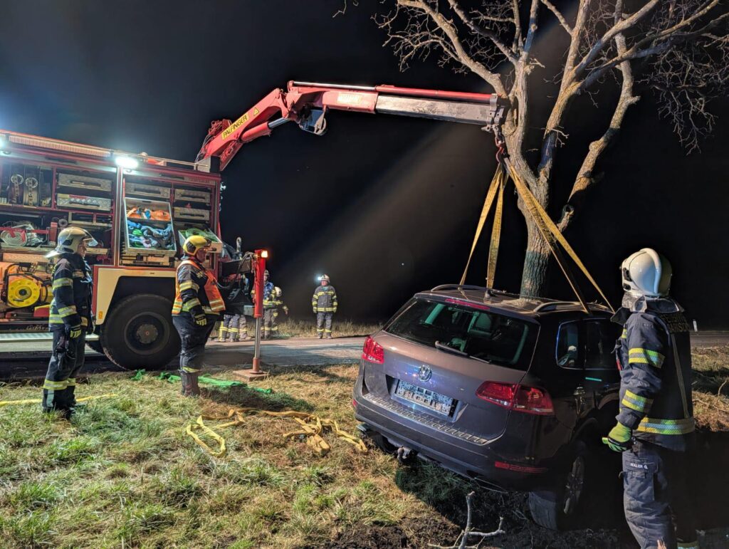Ist möglicherweise ein Bild von Krankenwagen und Text