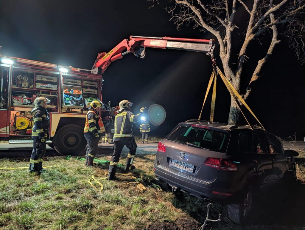 Ist möglicherweise ein Bild von Krankenwagen und Text